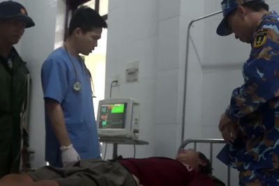Cấp cứu kịp thời ngư dân bị rối loạn tiền đình khi đang khai thác hải sản trên biển