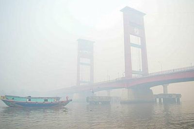 Khói mù độc hại bao trùm, Indonesia tung biện pháp lạ đối phó