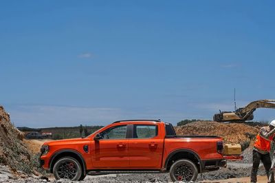 Phân khúc xe bán tải: Ford Ranger đòi lại ngôi đầu, Mitsubishi Triton cắm đầu lao dốc