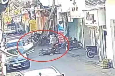 Tài xế mở cửa ô tô bất cẩn khiến người phụ nữ ngã xuống đường, bị xe máy tông trúng