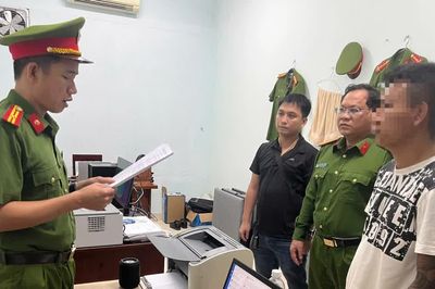 Chém cửa, đập nát kính nhà nghỉ vì vài dòng bình luận trên Facebook