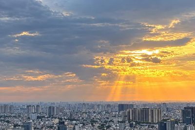Dự báo thời tiết ngày 17/10: TP.HCM nắng gián đoạn, chiều và tối có mưa