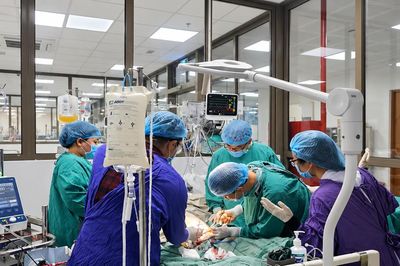 Người đàn ông sốc nhiễm khuẩn, ngừng tim nguy kịch do uống rượu