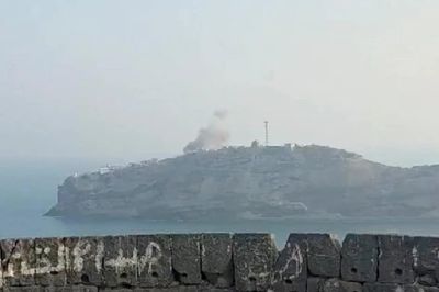 Lực lượng Houthi dội tên lửa xuống dinh tổng thống Yemen