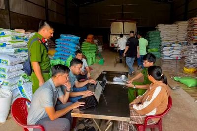 Bị khởi tố vì mua gạo giá rẻ rồi 'phù phép' thành gạo thương hiệu