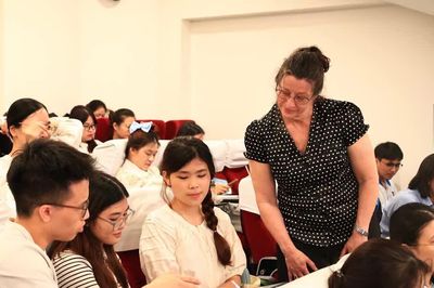 Học sinh Việt Nam giỏi ngữ pháp, yếu giao tiếp tiếng Anh: Vì sao?
