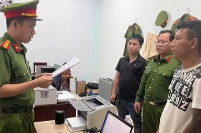 Bắt giam đối tượng mang kiếm đập phá tài sản, đăng video lên Facebook 'Không Cần Biết'