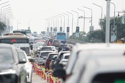 Dòng ôtô nhích từng chút lên cầu Thăng Long trong ngày đầu cấm xe để thi công trạm cân