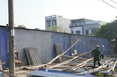 Tháo dỡ nhà xưởng, ki-ốt xây dựng trái phép