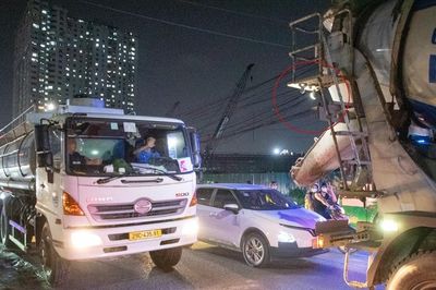 Ô tô bật đèn LED sáng lóa giữa phố Hà Nội, người đi đường khổ sở tránh né