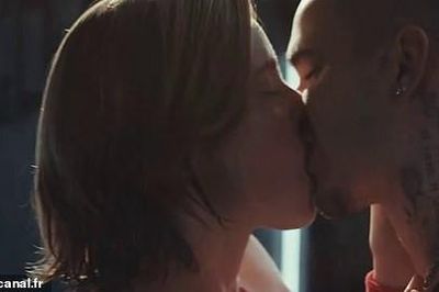 Nụ hôn đồng tính gây sốc trong phim 18+ của con trai Victoria Beckham