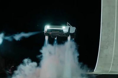 Tesla Roadster bay lên trời như trong phim, tăng tốc 0-96 km/h chưa đến 1 giây