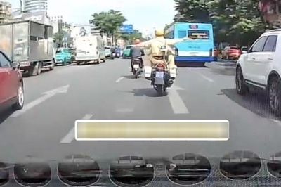 Tài xế taxi xúc động khi được CSGT 'mở đường' đưa nạn nhân đi cấp cứu