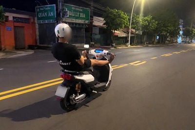 CSGT TPHCM xử lý nhiều thanh thiếu niên biểu diễn đi xe máy để 'câu view'