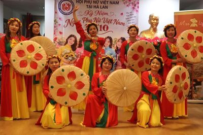 Áo dài, nón lá nối nhịp cầu văn hóa Việt - Hà Lan