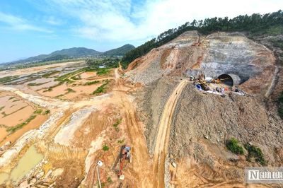 Bên trong công trình hầm xuyên núi thuộc dự án cao tốc 24.000 tỷ đồng