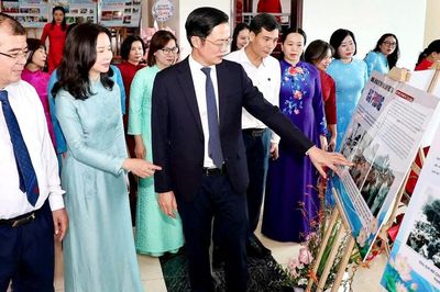 Khai mạc triển lãm ảnh 'Bác Hồ với phụ nữ Hải Phòng'