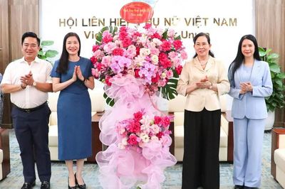 Ngân hàng Chính sách xã hội chúc mừng 96 năm thành lập Hội LHPN Việt Nam