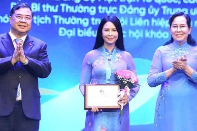 Phó Chủ tịch Thường trực Hội LHPN Việt Nam Trần Lan Phương được trao Giải thưởng Nguyễn Thị Định