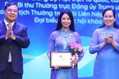 Phó Chủ tịch Thường trực Hội LHPN Việt Nam Trần Lan Phương được trao Giải thưởng Nguyễn Thị Định