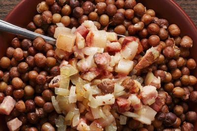 Món đậu Hà Lan cầu may mắn trong dịp Giáng sinh ở Latvia