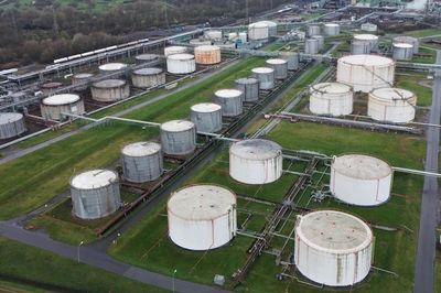 IEA đẩy nhanh kế hoạch đưa 100 triệu thùng dầu dự trữ ra thị trường