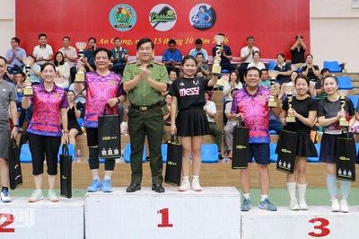 Giao lưu thể thao, tặng áo dài cho 25 phụ nữ dịp 20/10