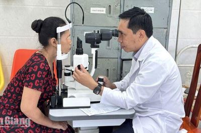 200 người dân khó khăn ở xã Ô Lâm được khám mắt miễn phí