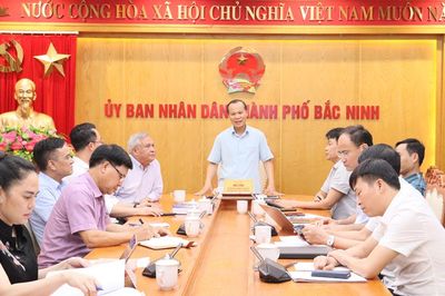Phó Chủ tịch Thường trực UBND thành phố Mai Sơn làm việc với Trường Đại học Công nghệ Đông Á