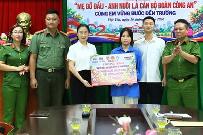Công an phường Việt Yên nhận đỡ đầu học sinh khó khăn