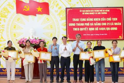 Trao bằng khen của Chủ tịch UBND TP. Đà Nẵng cho 21 cá nhân dũng cảm cứu 32 thuyền viên gặp nạn trên biển