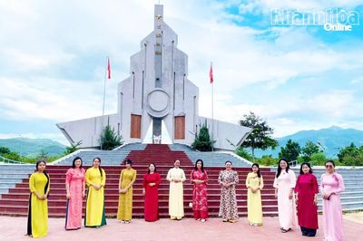 Hội Liên hiệp Phụ nữ xã Bác Ái Đông tổ chức hoạt động hưởng ứng tuần lễ "Mặc áo dài"