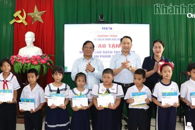 Thông tấn xã Việt Nam tặng sách cho học sinh và chia sẻ về tin giả cho sinh viên