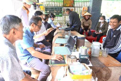 Xã Đông Khánh Sơn triển khai hướng dẫn cập nhật dữ liệu cho đảng viên cao tuổi