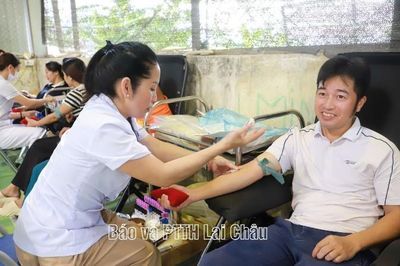 Gần 300 tình nguyện viên tham gia hiến máu tình nguyện