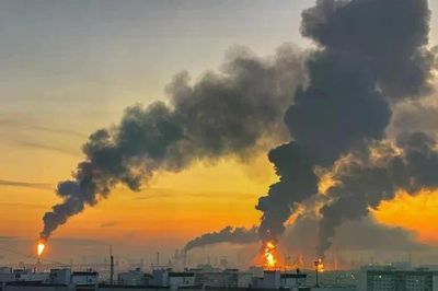Ukraine nối lại các cuộc tấn công nhằm vào nhà máy lọc dầu Nga; ông Zelenskyy nói cảm thấy bị ông Trump phản bội