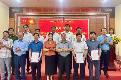 Đảng ủy xã Sín Chéng công bố quyết định về sắp xếp, kiện toàn tổ chức Đảng trực thuộc