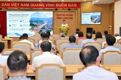 Phó Chủ tịch Thường trực UBND tỉnh Ngô Hạnh Phúc giảng chuyên đề phát triển kinh tế - xã hội tỉnh Lào Cai trong không gian phát triển mới