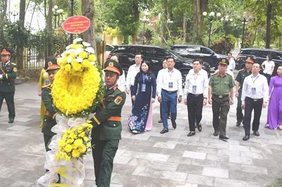 Ban tổ chức Lễ hội Mường Lò 2026 dâng hương tưởng niệm Bác Hồ và các Anh hùng liệt sĩ