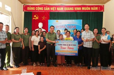Trao tặng con giống cho hội viên phụ nữ có hoàn cảnh khó khăn xã Liên Hiệp