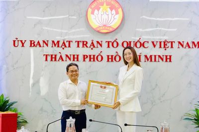 Hoa hậu Bảo Ngọc nhận bằng khen của Ủy ban Mặt trận Tổ quốc Việt Nam TP.HCM