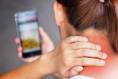 Mỏi cổ gáy có thể điều trị bằng xoa bóp bấm huyệt?
