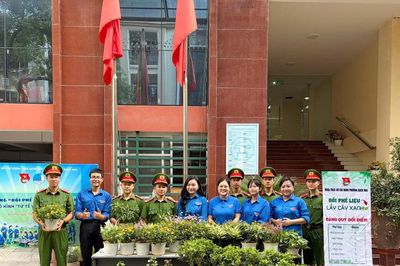 Lan tỏa lối sống xanh từ mô hình 'Đổi phế liệu lấy cây xanh'