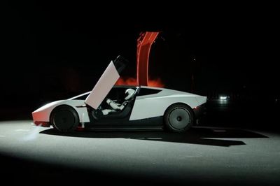 Tesla ra mắt siêu xe điện gắn động cơ tên lửa, có thể bay khỏi mặt đất