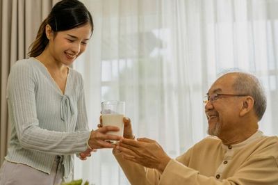 Cách uống sữa hỗ trợ người già bổ sung canxi và ngủ ngon giấc