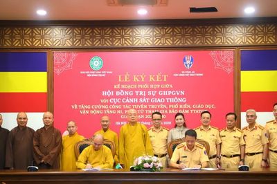 Ký kế hoạch phối hợp tuyên truyền an toàn giao thông cho các tăng, ni, phật tử