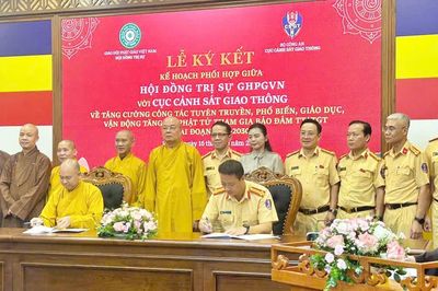 Tiếp tục ký kết phối hợp giáo dục pháp luật về trật tự, an toàn giao thông trong tăng ni, phật tử
