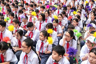 Sáp nhập trường học và áp lực 'siêu trường'