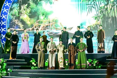 'Việt Vân' – cuộc gặp gỡ giữa tranh dân gian và áo dài Việt