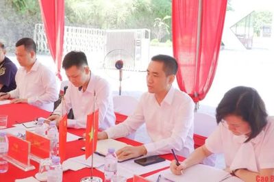 Hội đàm giữa Ban Quản lý Khu kinh tế tỉnh Cao Bằng và Chính phủ nhân dân huyện Đại Tân, thành phố Sùng Tả (Trung Quốc)